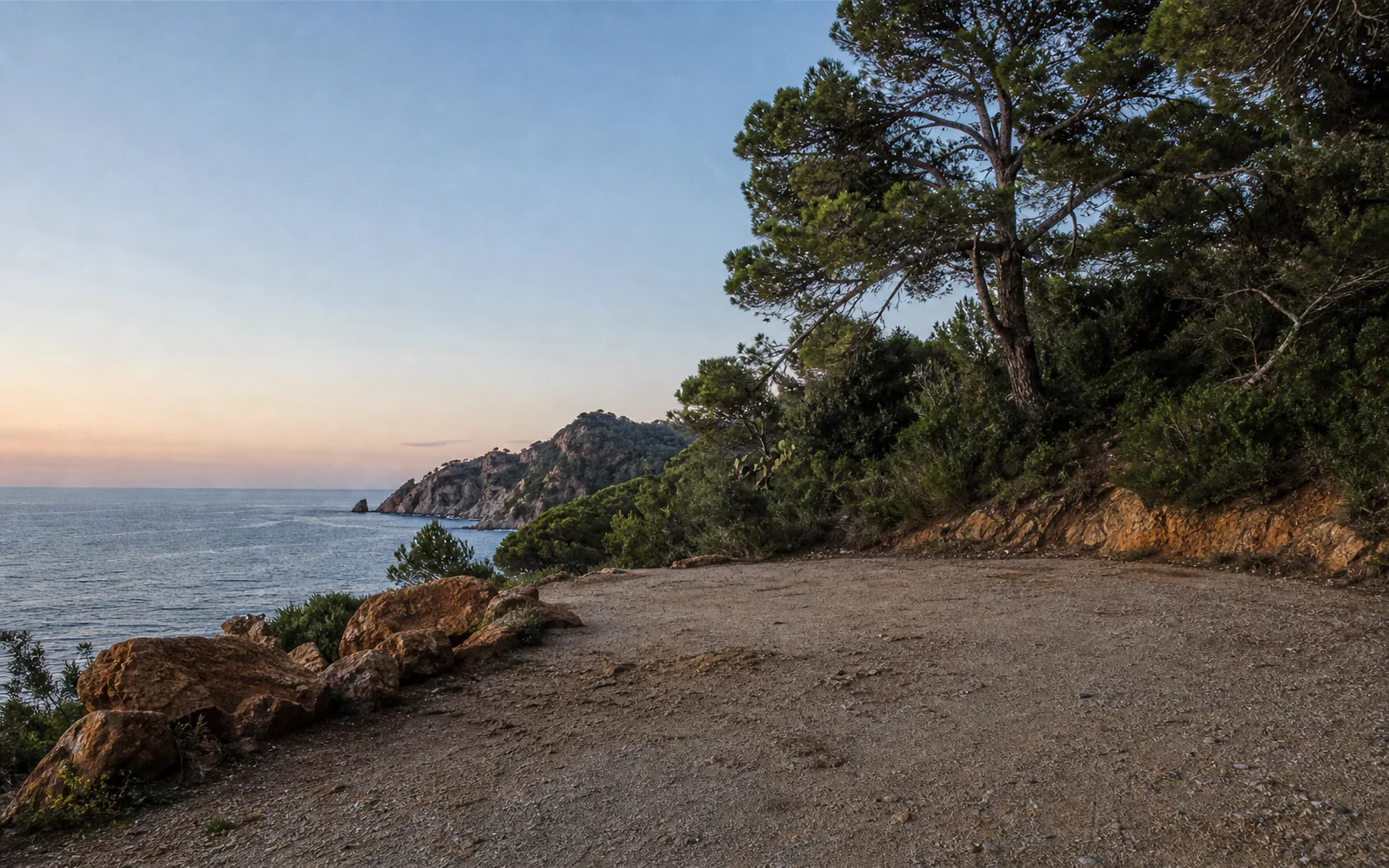 Mirador de grava sobre la Costa Brava a primera hora
