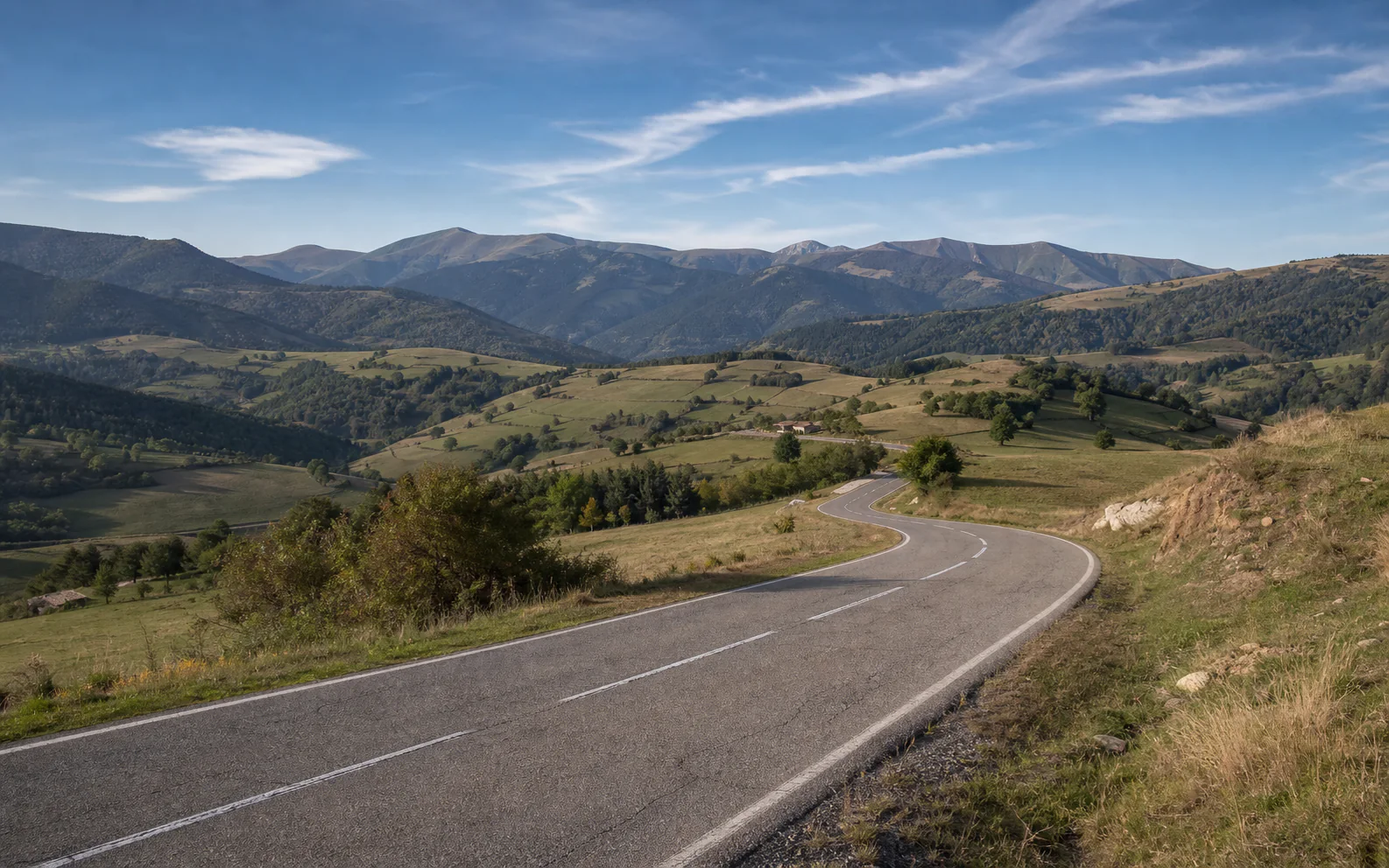 Carretera sinuosa en una vall del Pirineu català