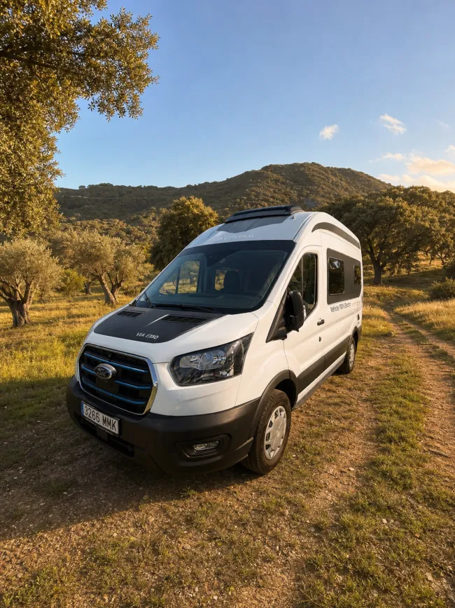 Furgoneta camper elèctrica de la flota Som Mobilitat