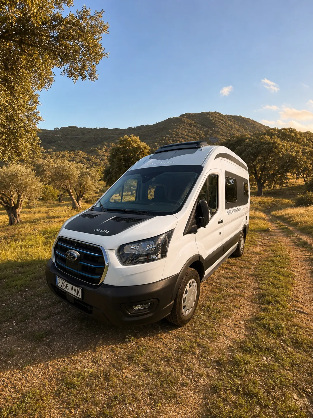 Furgoneta camper elèctrica aparcada abans d'una escapada
