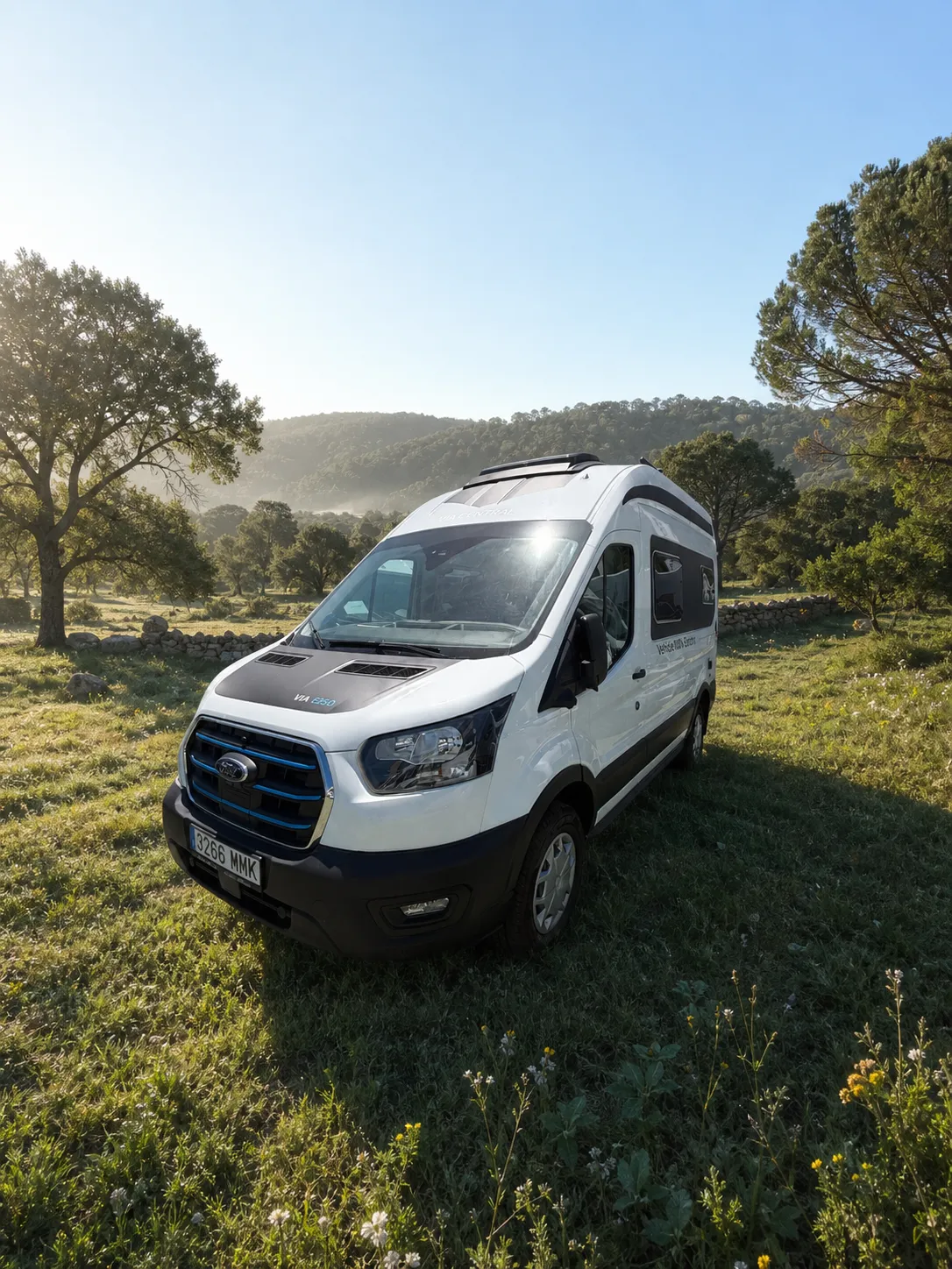 Perfil lateral d'una furgoneta camper elèctrica