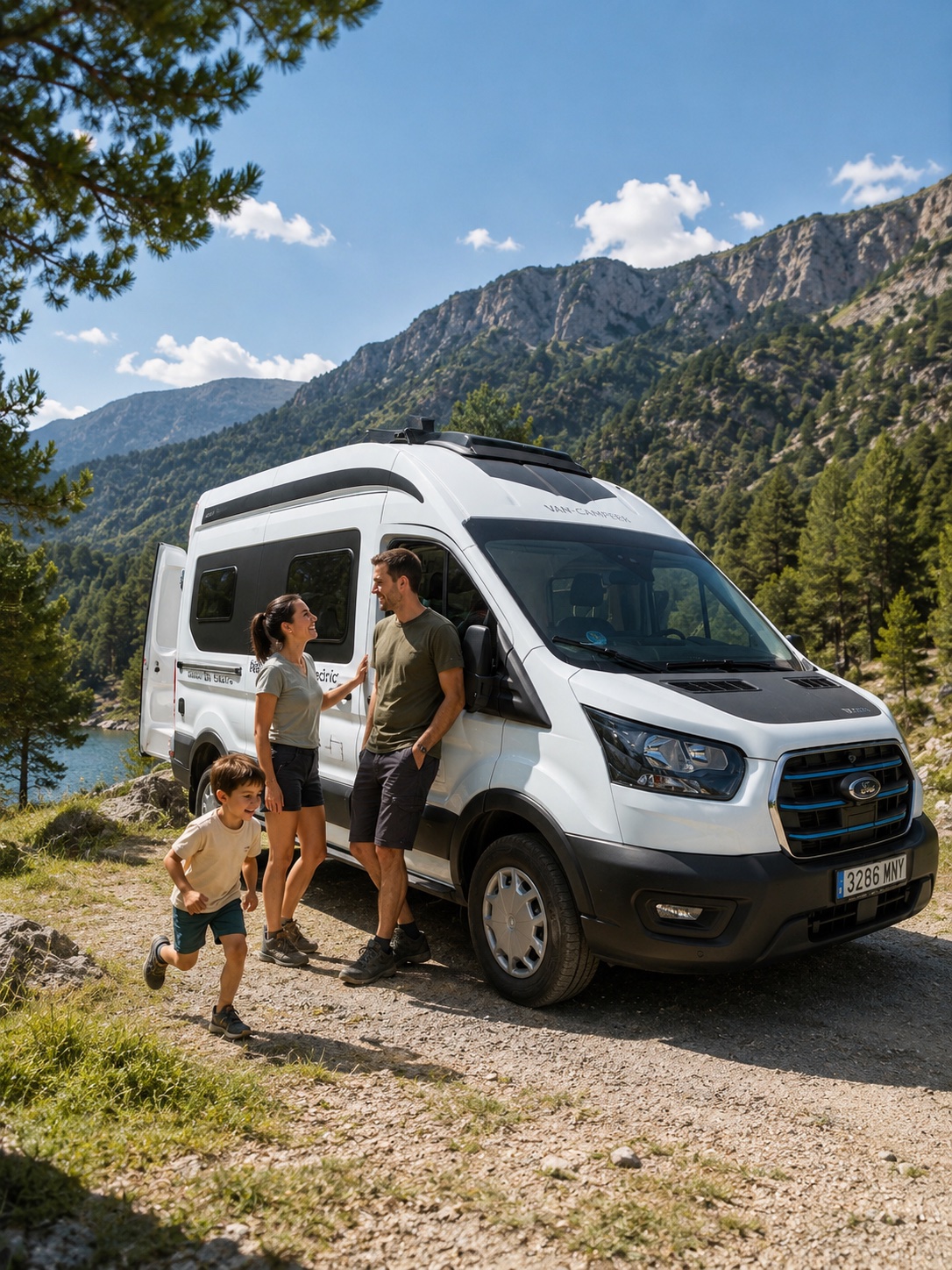 Camper elèctrica en una carretera de muntanya